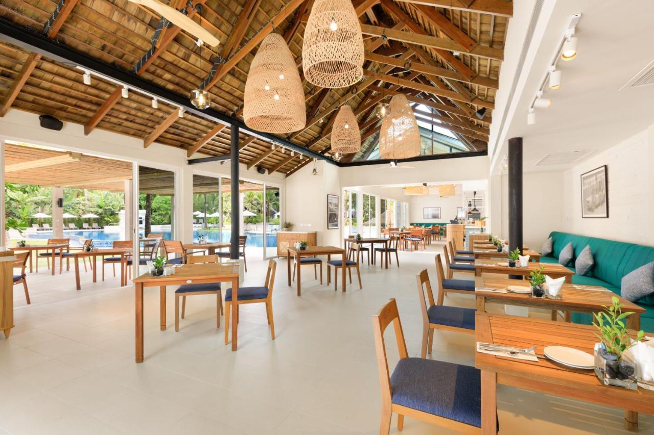 Outrigger Khao Lak Beach Resort - Sha Extra Plus Exteriér fotografie The restaurant at the resort