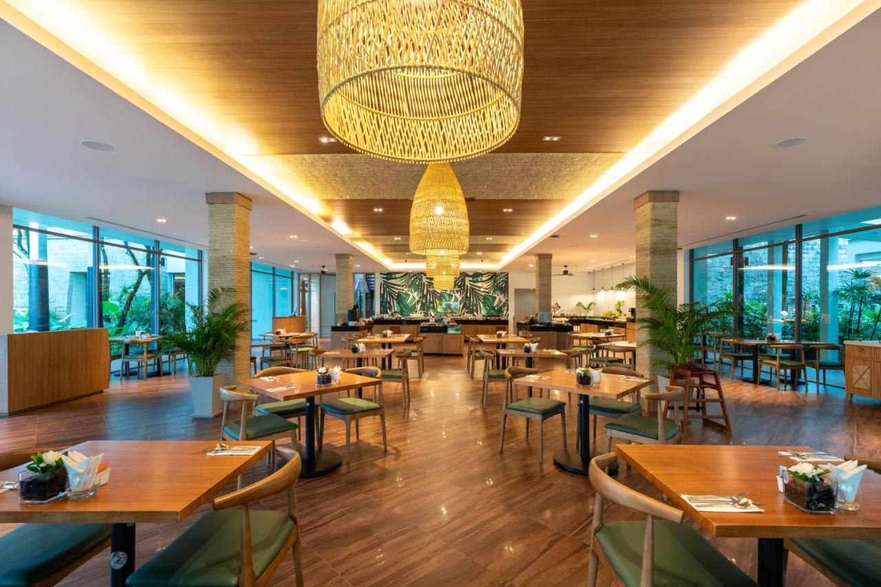 Outrigger Khao Lak Beach Resort - Sha Extra Plus Exteriér fotografie The restaurant at the hotel