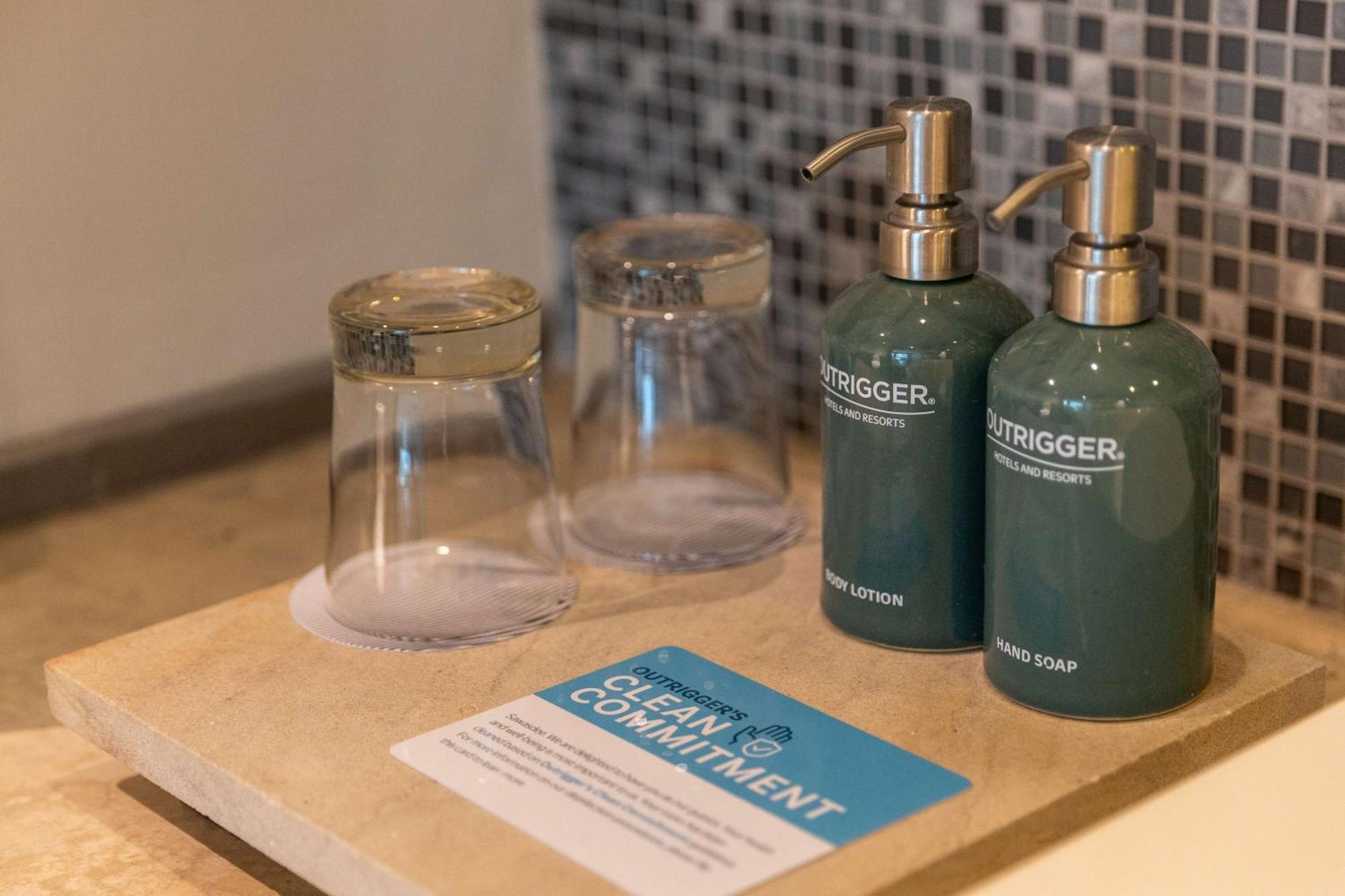 Outrigger Khao Lak Beach Resort - Sha Extra Plus Exteriér fotografie Soap and lotion dispensers